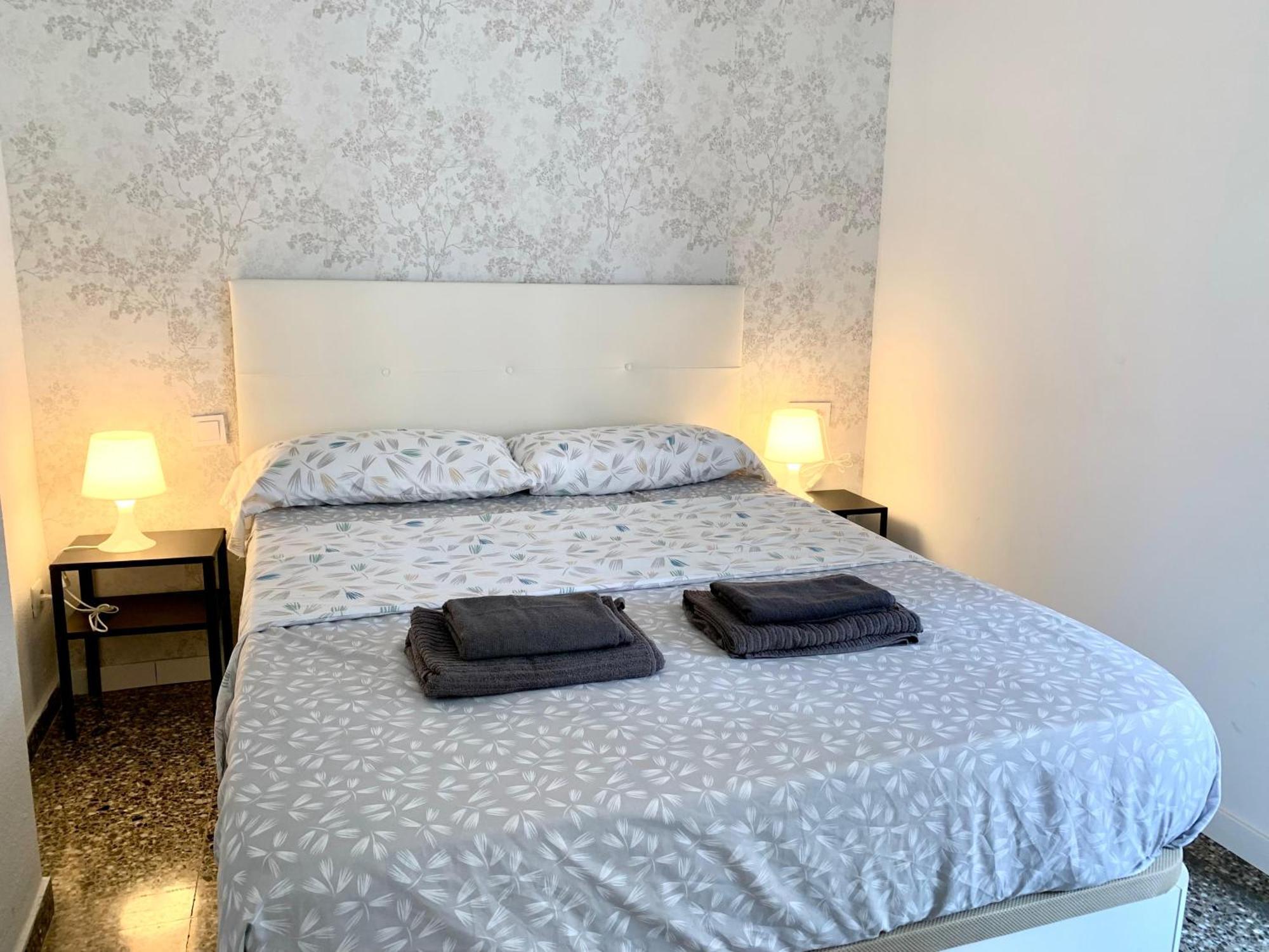Centrally-Located, Spacious Flat At Historic Centre & Short Walk To Beach Alicante Extérieur photo